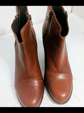 Boemos Italy Women's Brown Leather Ankle Booties with Side Zip Detail